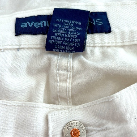 Avenue White, Wide Leg Jeans/Pants. Decorative Stitching on Back Pockets Size 16 - Picture 8 of 10